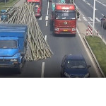 Водитель грузовика завалил бамбуком трассу в Китае ▶