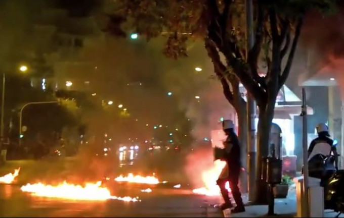 Демонстранты закидали «коктейлями Молотова» полицейских, в честь памяти погибшего активиста в Афинах (Видео)