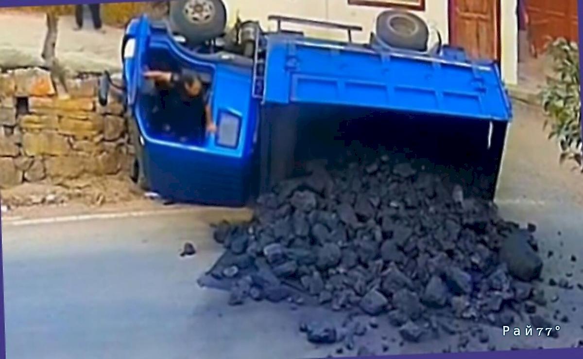 Грузовик с углем скатился с уклона и опрокинулся в КНР Грузовик с углем скатился с уклона и опрокинулся в КНР