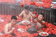 Молодая китаянка, сидя в ванной с красными перцами, выиграла конкурс по поеданию жгучего чили 1