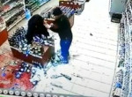 Неадекватный покупатель, выбирая бутылку, устроил алкогольный «Армагеддон» в магазине Саратова