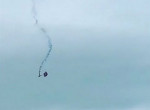 Парашютист, совершив жёсткое приземление с высоты 1500 метров, отделался синяками в Британии ▶