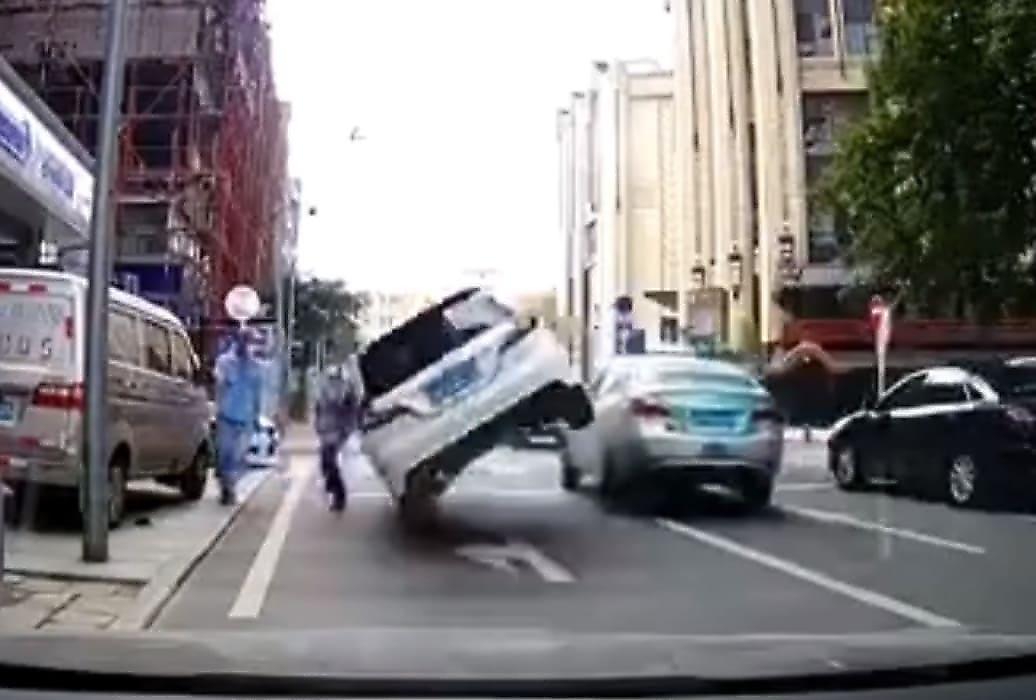 Пешеход ловко увернулся от перевернувшегося автомобиля в Китае