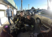 Пожарные спасли трёх щенков и вытащили их из горящего зоомагазина в США 2