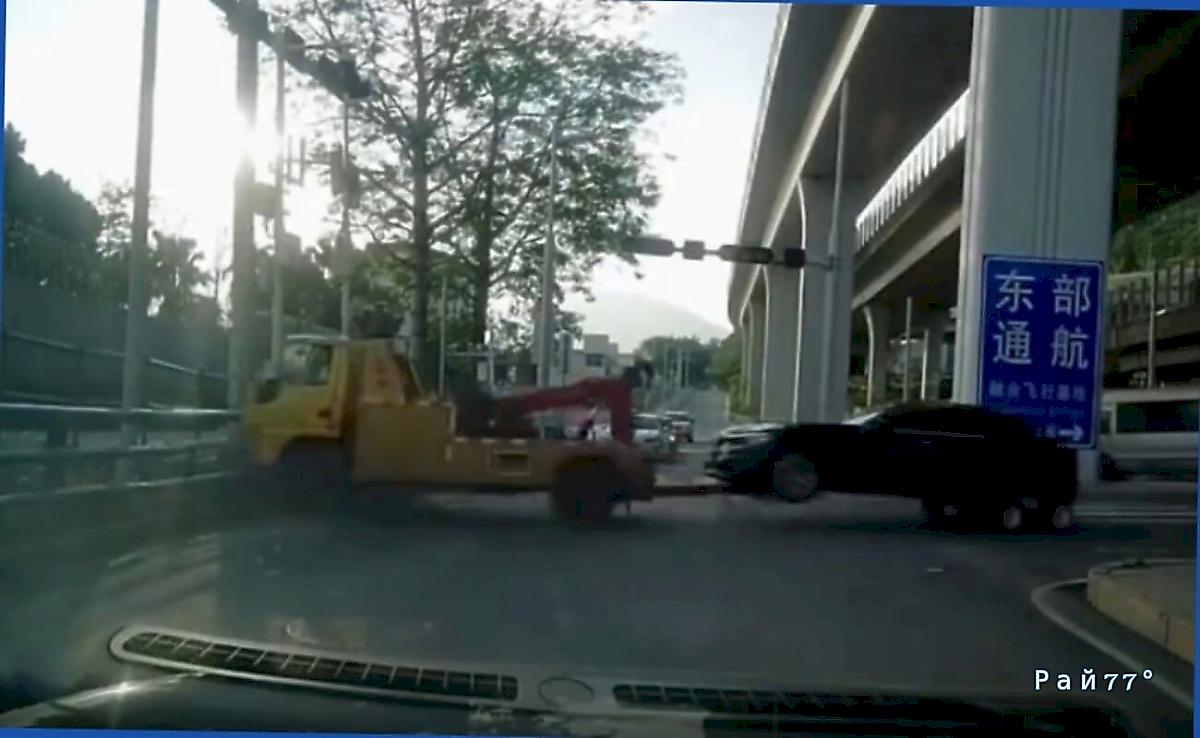 Водитель эвакуатора превысил скорость и угробил машину клиента