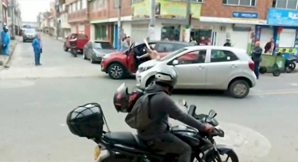 Автовладельцы, вооружившись битой и мачете, нанесли побои своим автомобилям в Бразилии