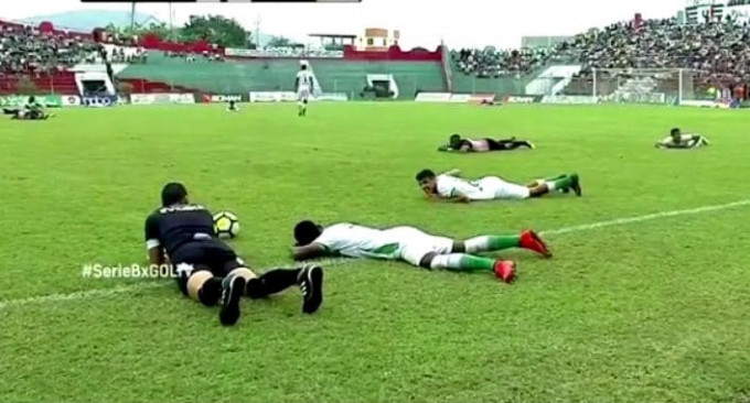Футболисты во время матча улеглись на поле, остерегаясь пчёл (Видео)