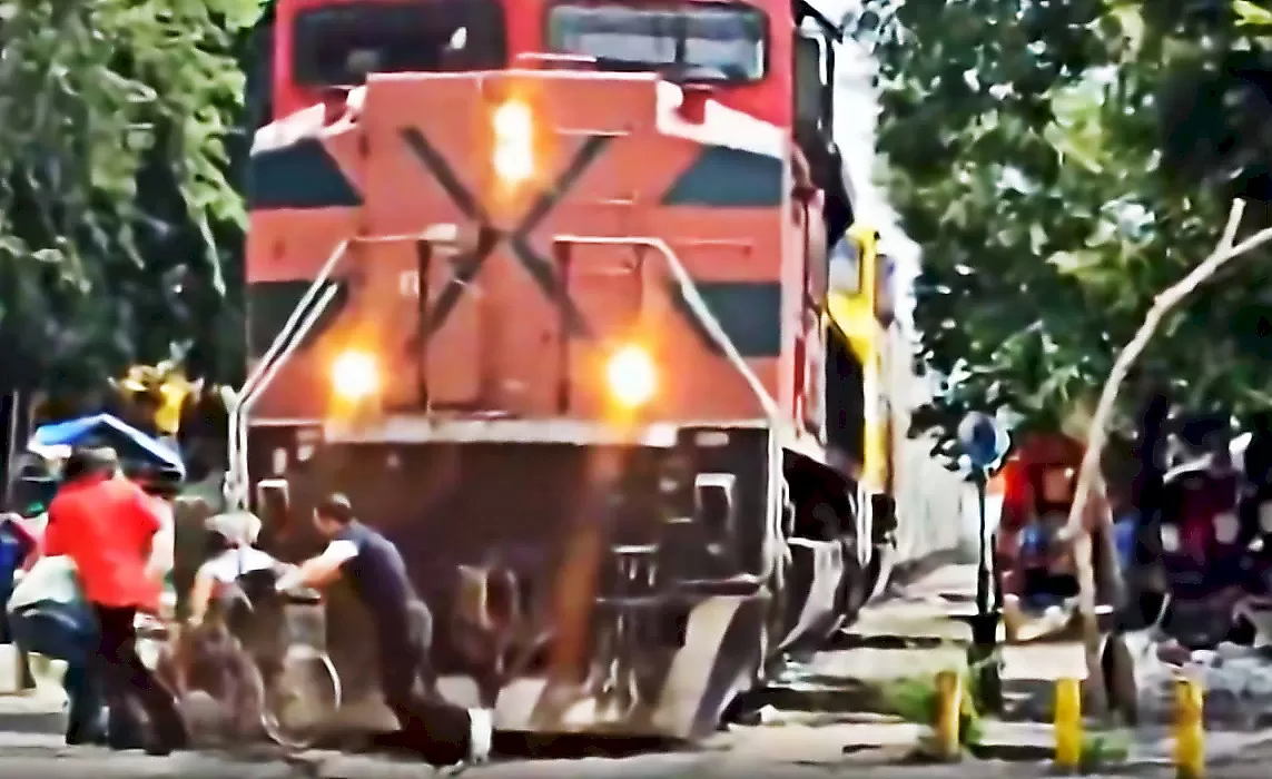 Инвалид-колясочник попытался проскочить перед поездом и попал на видео в Мексике