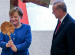 «Я ль на свете всех милее?» Меркель обрадовалась подаренному Эрдоганом зеркалу 1