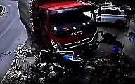 Неуправляемый грузовик чудом не раздавил мотоциклиста и попал на видео в Китае