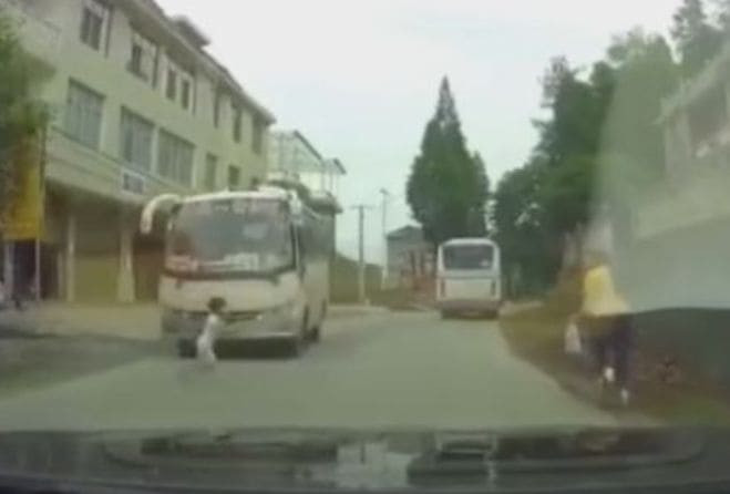 Реакция пожилого водителя автобуса спасла жизнь маленькой девочке, выбежавшей на китайскую автотрассу (Видео)