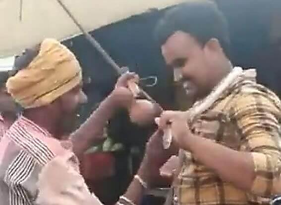 Смертельное шоу: кобра укусила индийца во время фотосессии