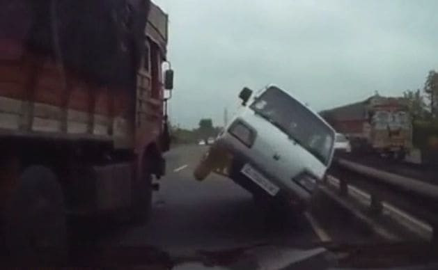 Водитель фургона лихо подрезал грузовик и неожиданно оказался на пути легкового автомобиля в Индии (Видео)