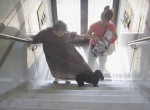 Заботливая собака помогла пожилой хозяйке подняться по лестнице ▶