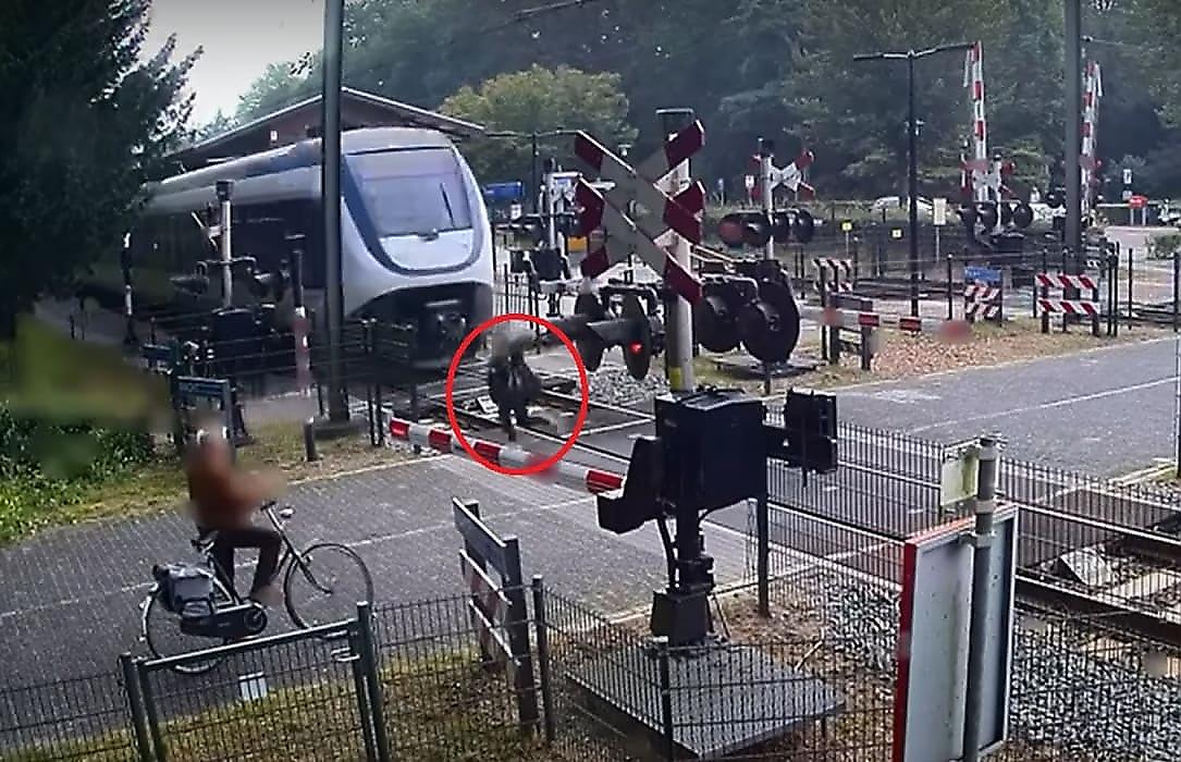Женщина, бегая по путям, едва избежала столкновения с поездом и попала на видео в Голландии