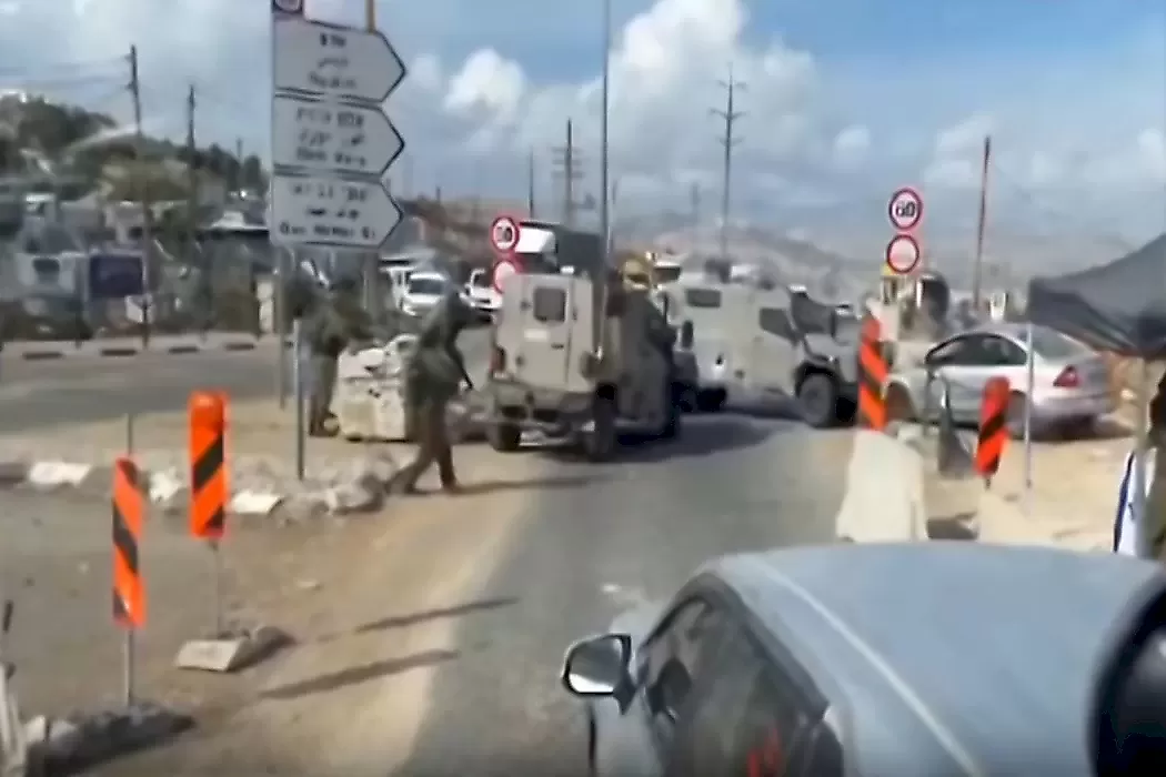 Израильская бронемашина перевернулась, тараня легковушку на КПП: видео