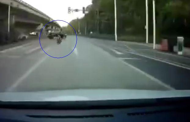 Мотоциклист на бешеной скорости, словно пуля отрикошетил от автомобиля в Китае (Видео)
