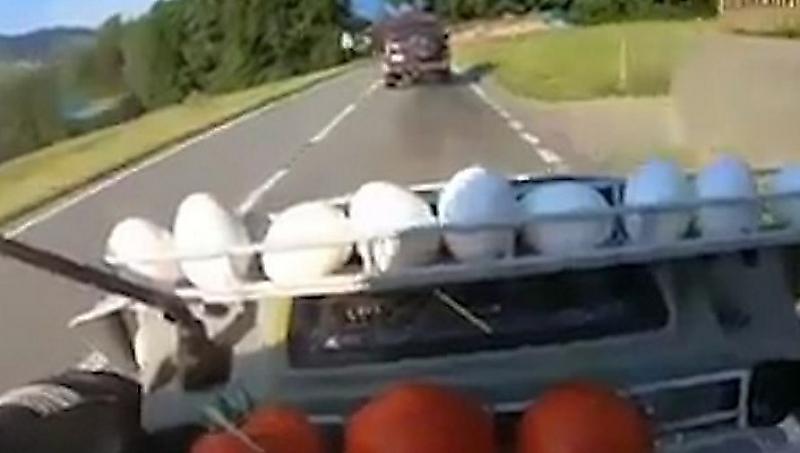 Мотоциклист возит с собой запасы яиц и помидоров, чтобы мстить наглым автомобилистам ▶