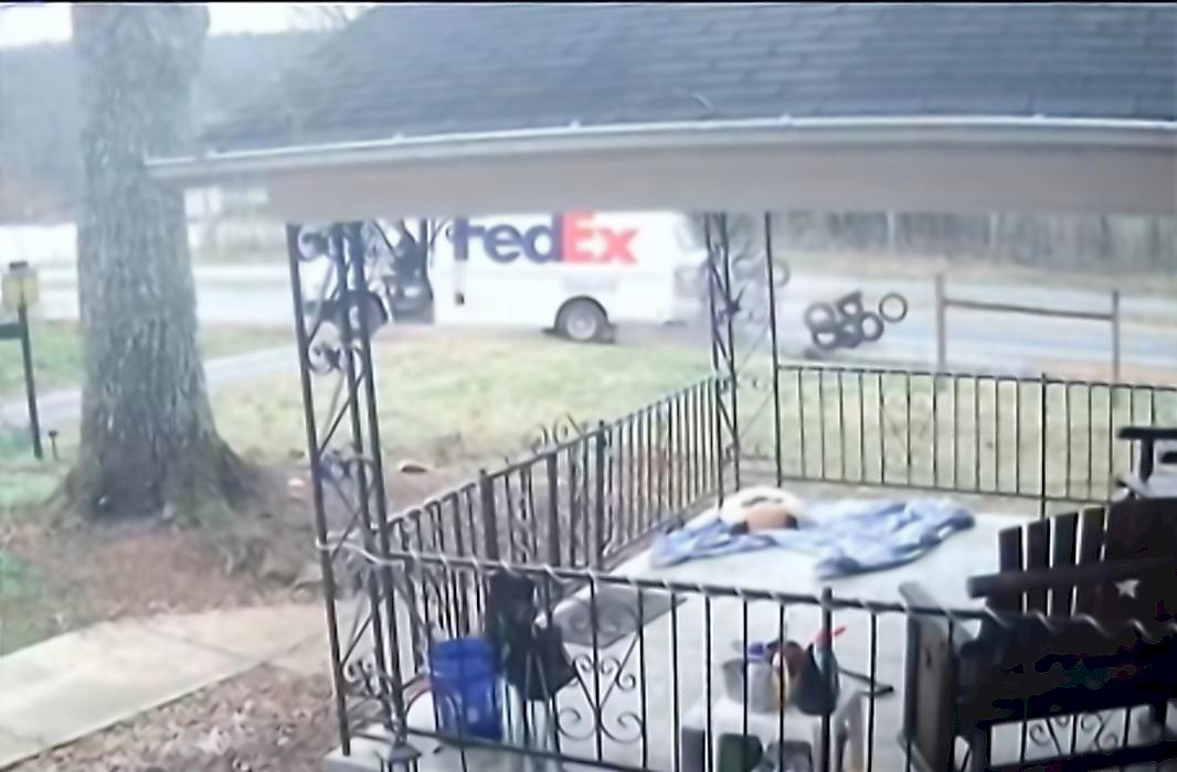 Почтово-колёсное ДТП попало на видео в США