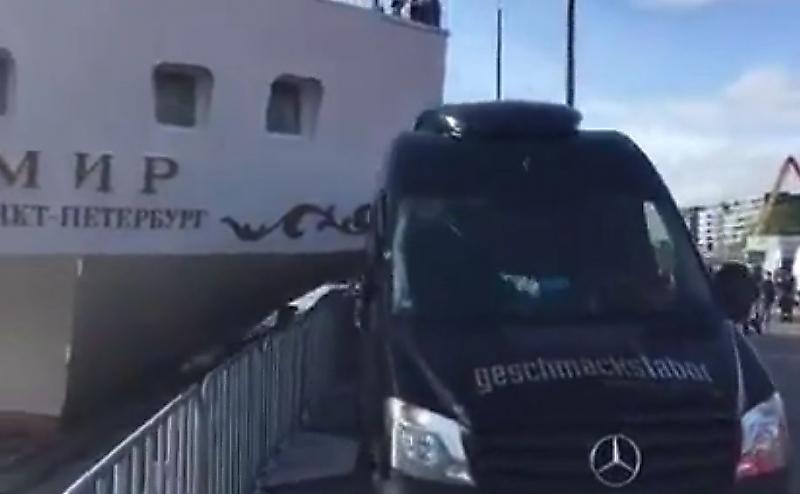 Водно-дорожное происшествие с участием русского судна и фургона, попало на камеру в Германии ▶