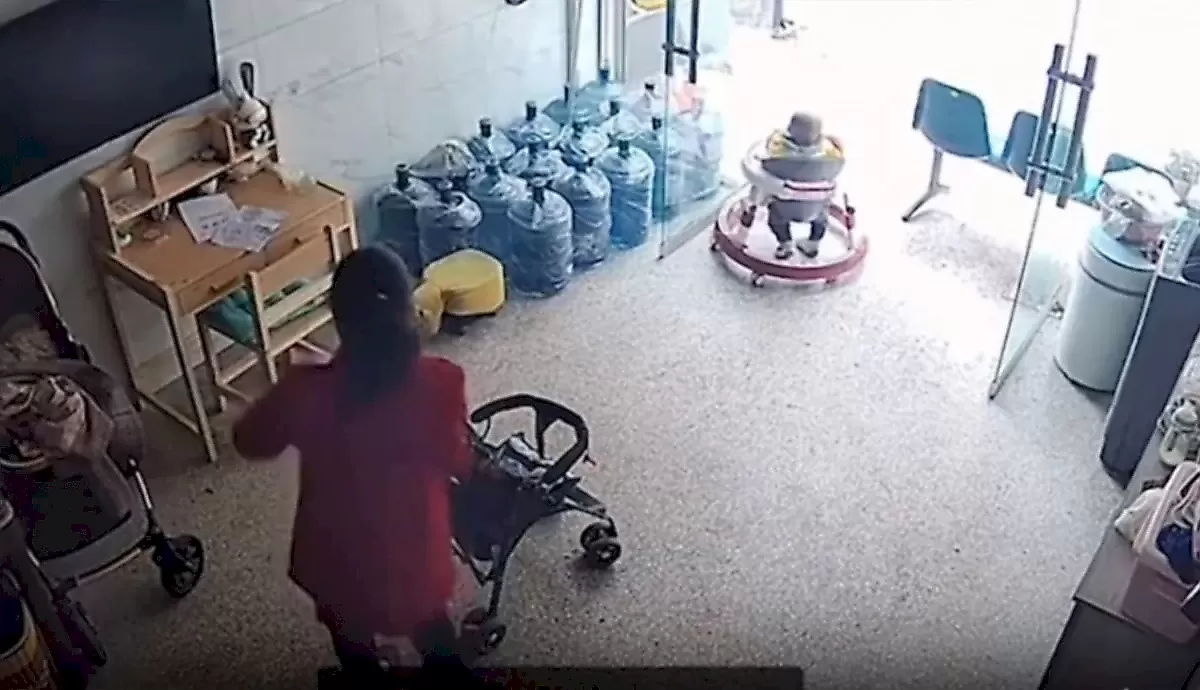 Младенец на ходунках скатился со склона и шокировал родственников - видео