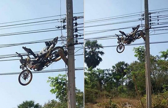 В результате ДТП мотоцикл повис на проводах в Тайланде ▶