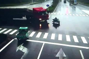 Мотоциклист лихо «подрезал» фуру на перекрёстке в Китае (Видео)