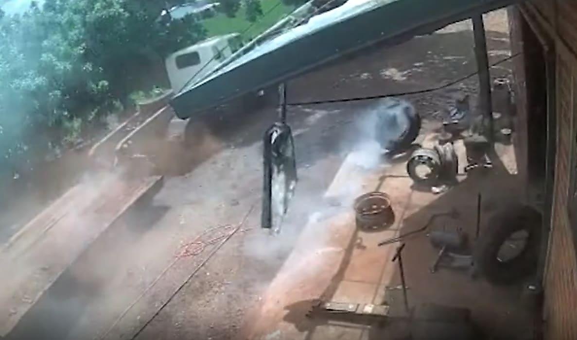Взорвавшаяся шина чудом не поразила рабочих и попала на видео Бразилии