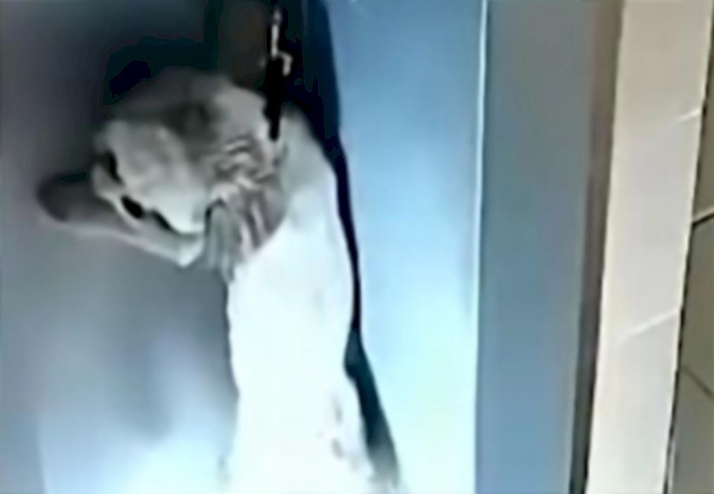 Девушка взмыла вверх, спасая пса, зацепившегося поводком в лифте и попала на видео в Китае