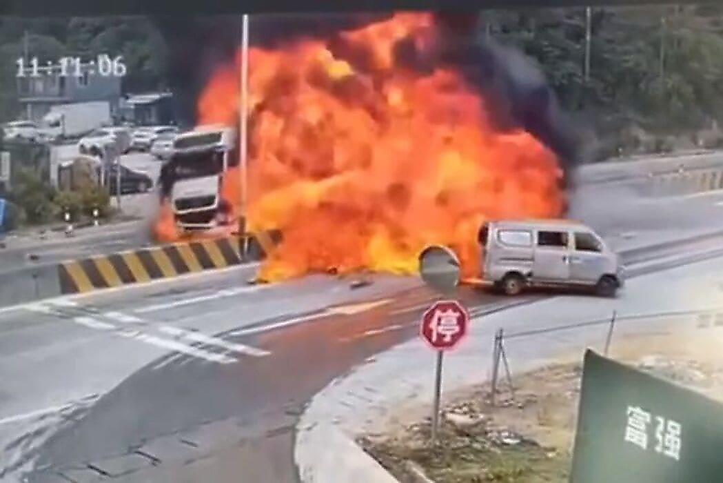 Мощный пожар разгорелся после столкновения грузовиков в Китае