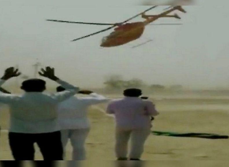 Вертолёт с политиком на борту потерял управление в Индии ▶