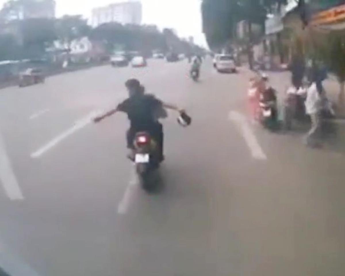 Водитель наказал мотоциклистов, устроивших экстремальный заезд перед его грузовиком