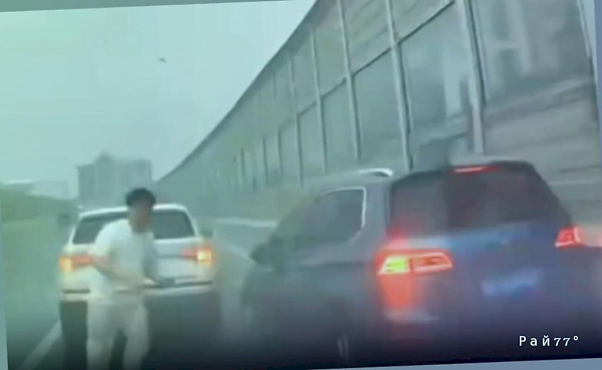Водитель успел отпрыгнуть в сторону и спастись от автомобиля, врезавшегося в его легковушку ▶️ Водитель успел отпрыгнуть в сторону и спастись от автомобиля, врезавшегося в его легковушку ▶️