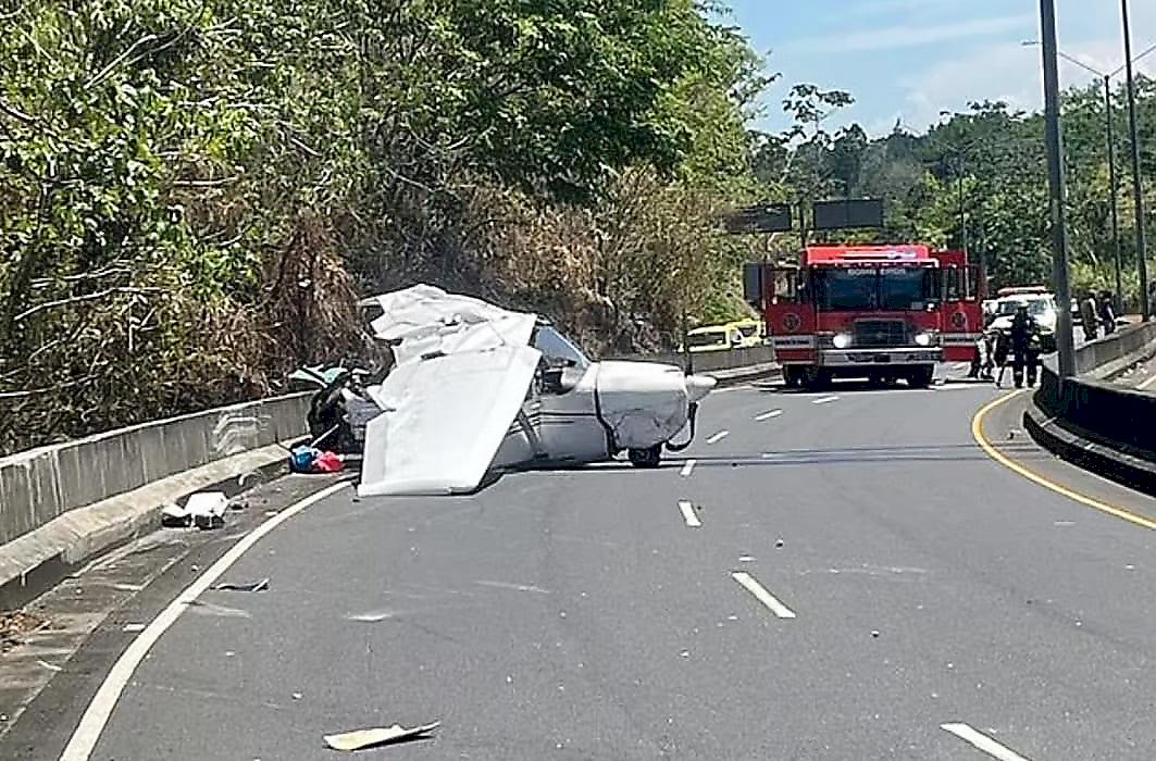 Жёсткая посадка самолёта на автотрассе попала на видео в Панаме
