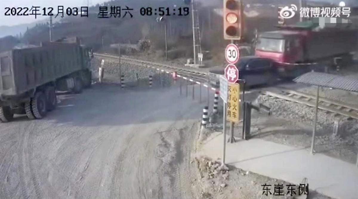Грузовик вытолкнул легковушку под колёса поезда в Китае