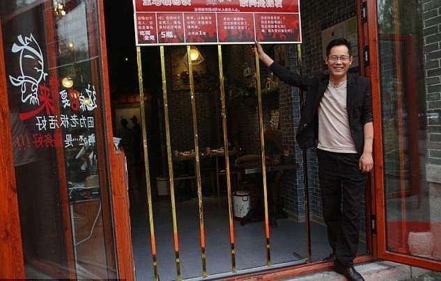 Китайский ресторан предлагает скидки для тощих клиентов, которые смогут преодолеть специальное ограждение