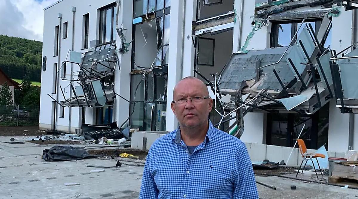 Обманутый строитель, угнав экскаватор, нанёс серьёзный ущерб жилому дому в Германии