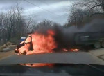 Охваченный пламенем грузовик чуть не врезался в полицейскую машину в США