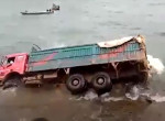 Операция по буксировке грузовика закончилась утоплением большегруза в Африке