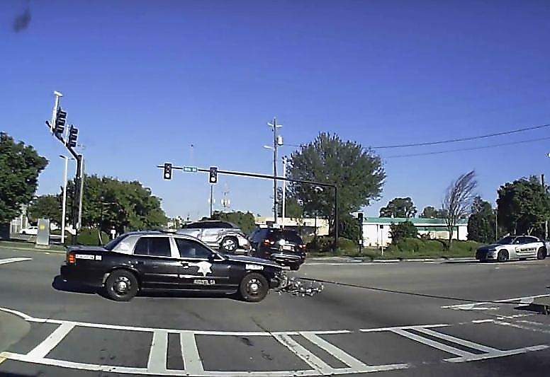 Полицейский автомобиль снёс две легковушки на перекрёстке в США ▶
