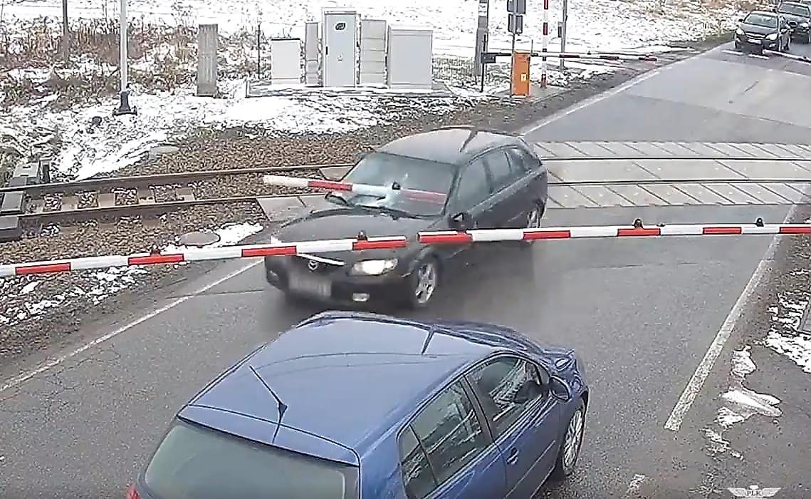 Автолихач ушёл от полицейской погони, проскочив перед «носом» поезда и пробил стекло шлагбаумом