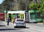 Трамвай сошёл с рельсов и заехал во двор жителя Мельбурна ▶