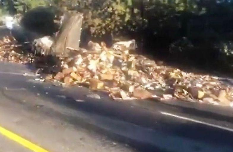 13 тонн замороженного фастфуда вывалились из загоревшегося грузовика в Калифорнии ▶