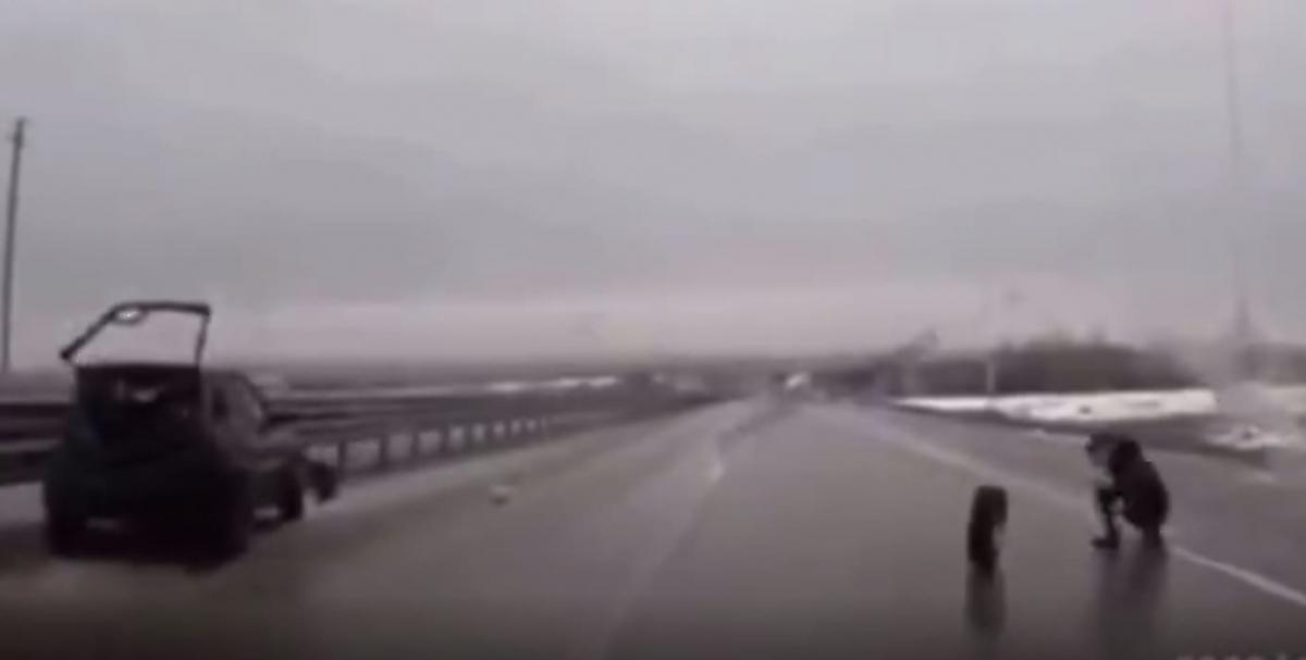 Автомобилист пережил шокирующее ДТП и катапультировался из легковушки - видео