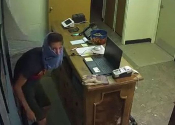 Хитрый вор, спрятав часть лица под трусами, ограбил магазин в США (Видео)
