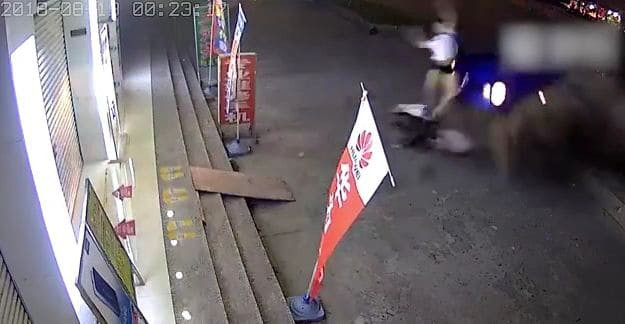 Мотоциклистка, сбитая автомобилем, пробила двери магазина в Китае (Видео)