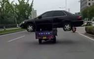 Мотогрузовик, перевозивший автомобиль, был замечен на автотрассе в Китае (Видео)
