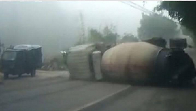 Цементовоз перевернулся прямо перед «носом» шокированного автовладельца в Китае (Видео)