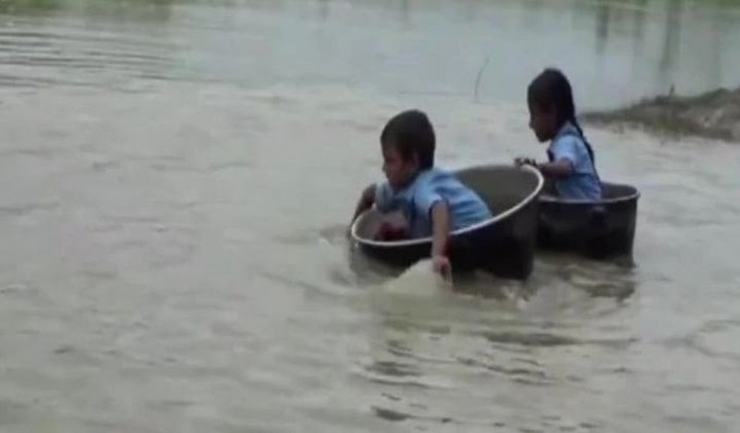 Школьники, ради знаний, вынуждены пересекать бурную реку в алюминиевых тазах в Индии (Видео)