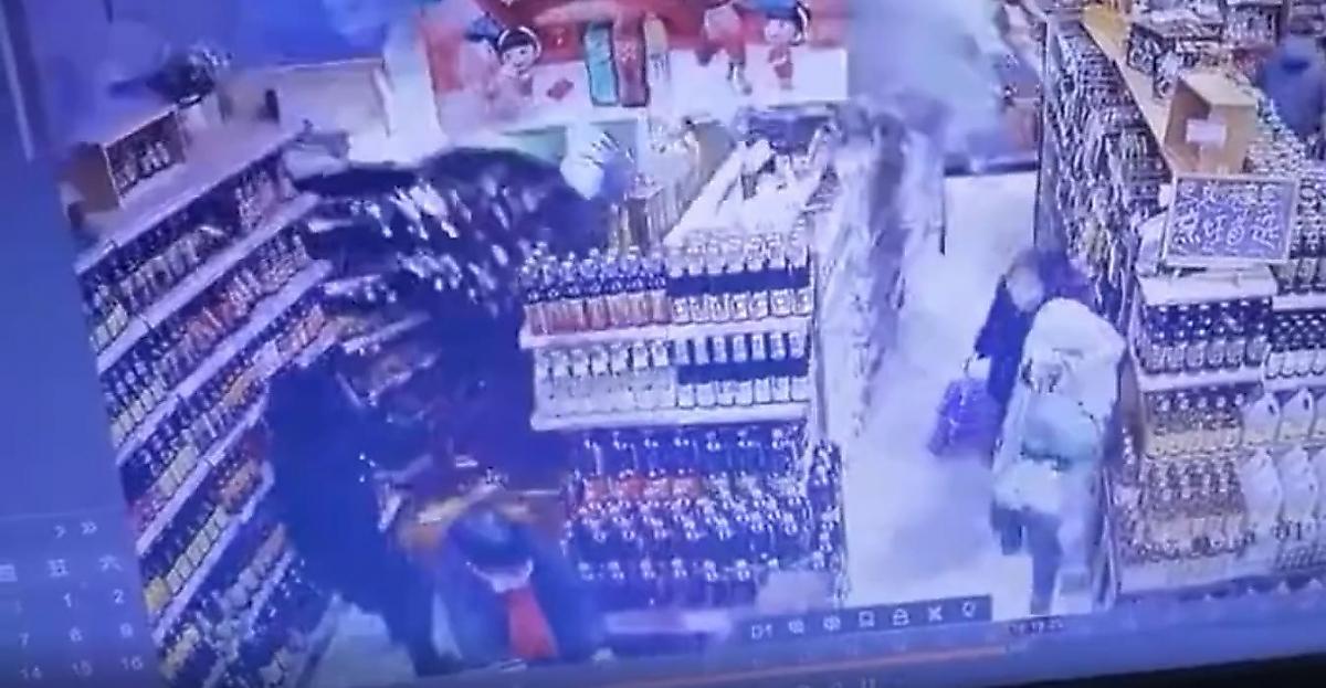 Стена супермаркета обрушилась во время сноса соседнего здания в Китае